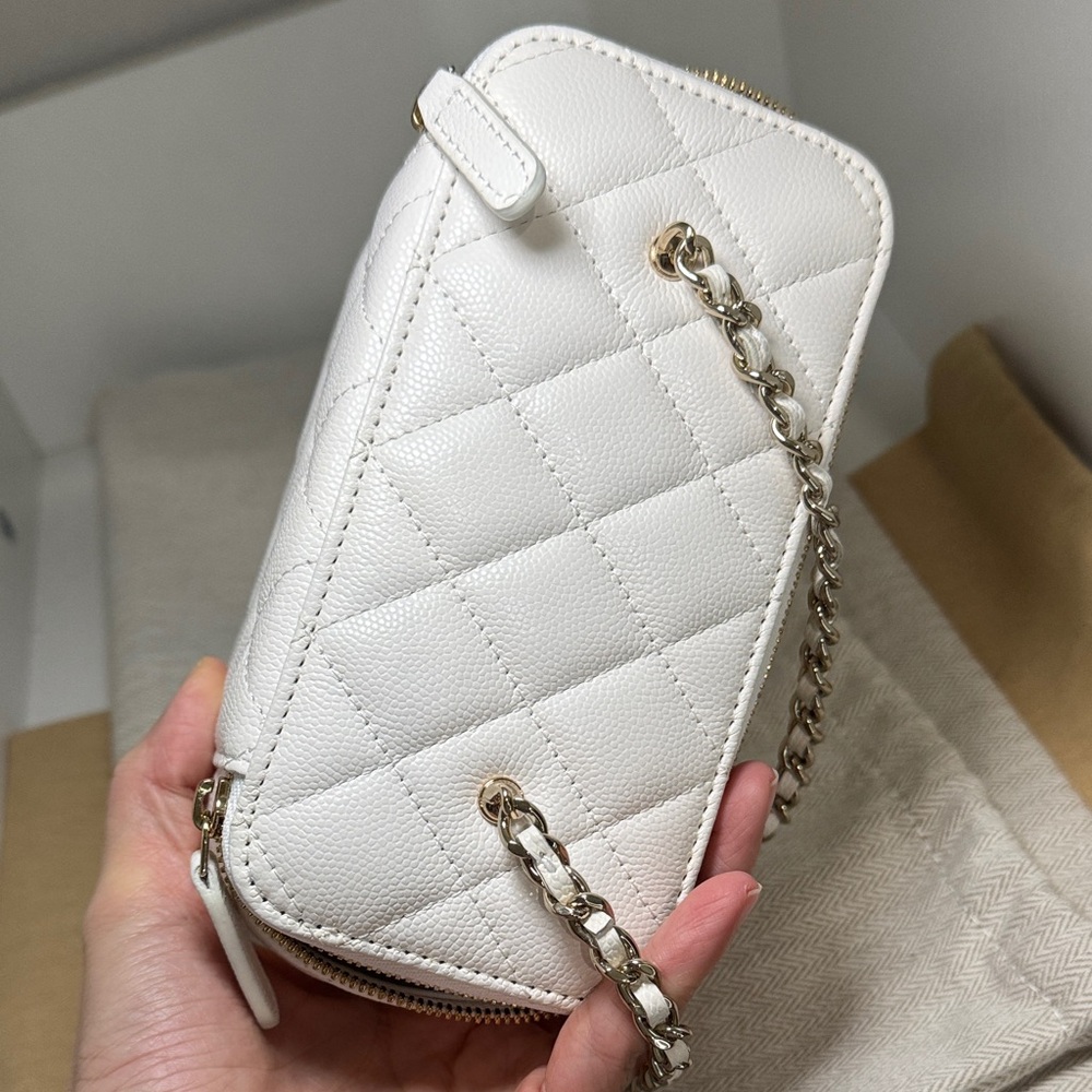 Chanel vanity White Quilted Crossbody Bag with Chain. Come with bag. - Picture 6 of 8